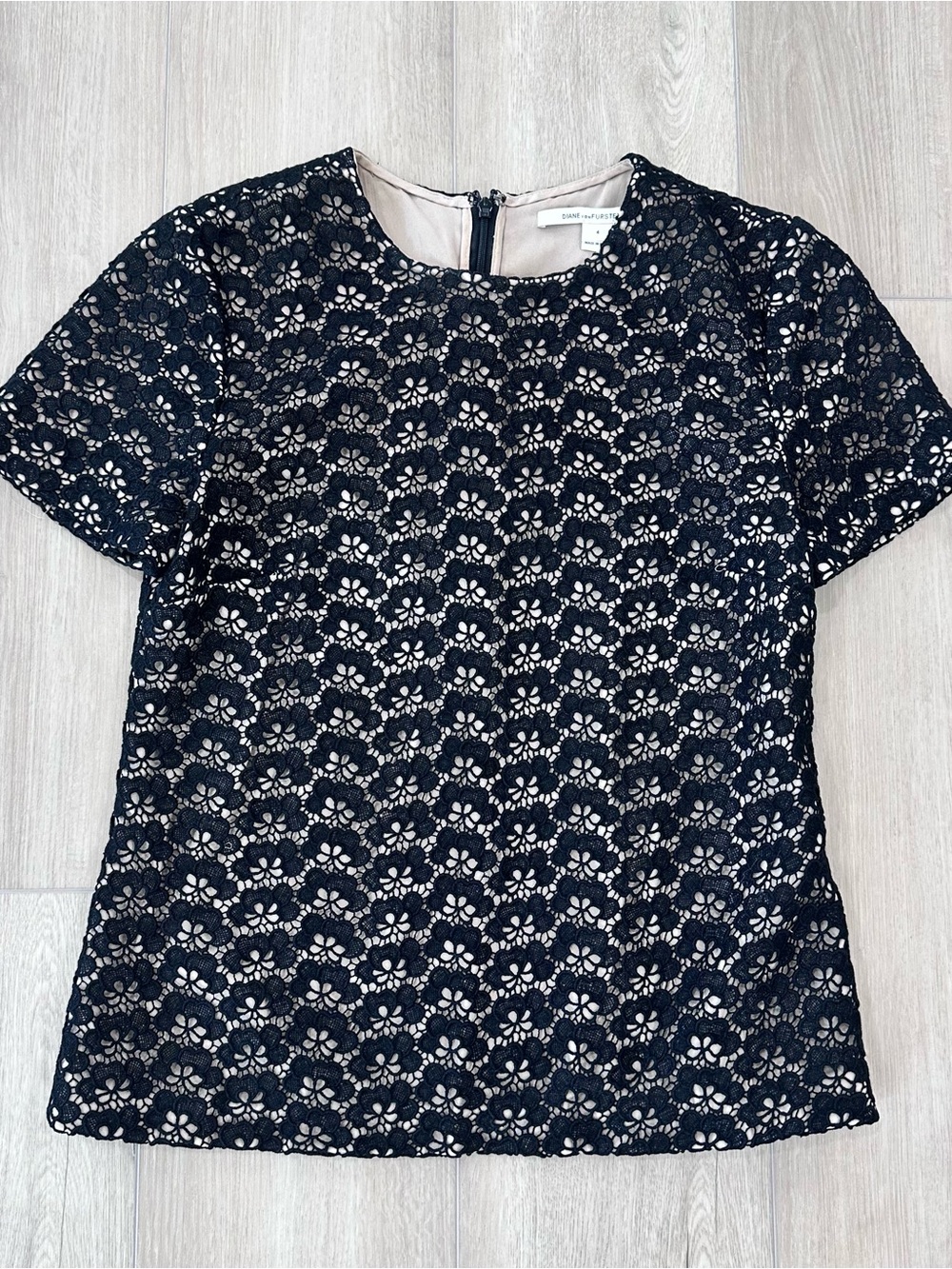 DVF Diane Von Furstenberg Cindy top in Acorn black lace short sleeve size 4